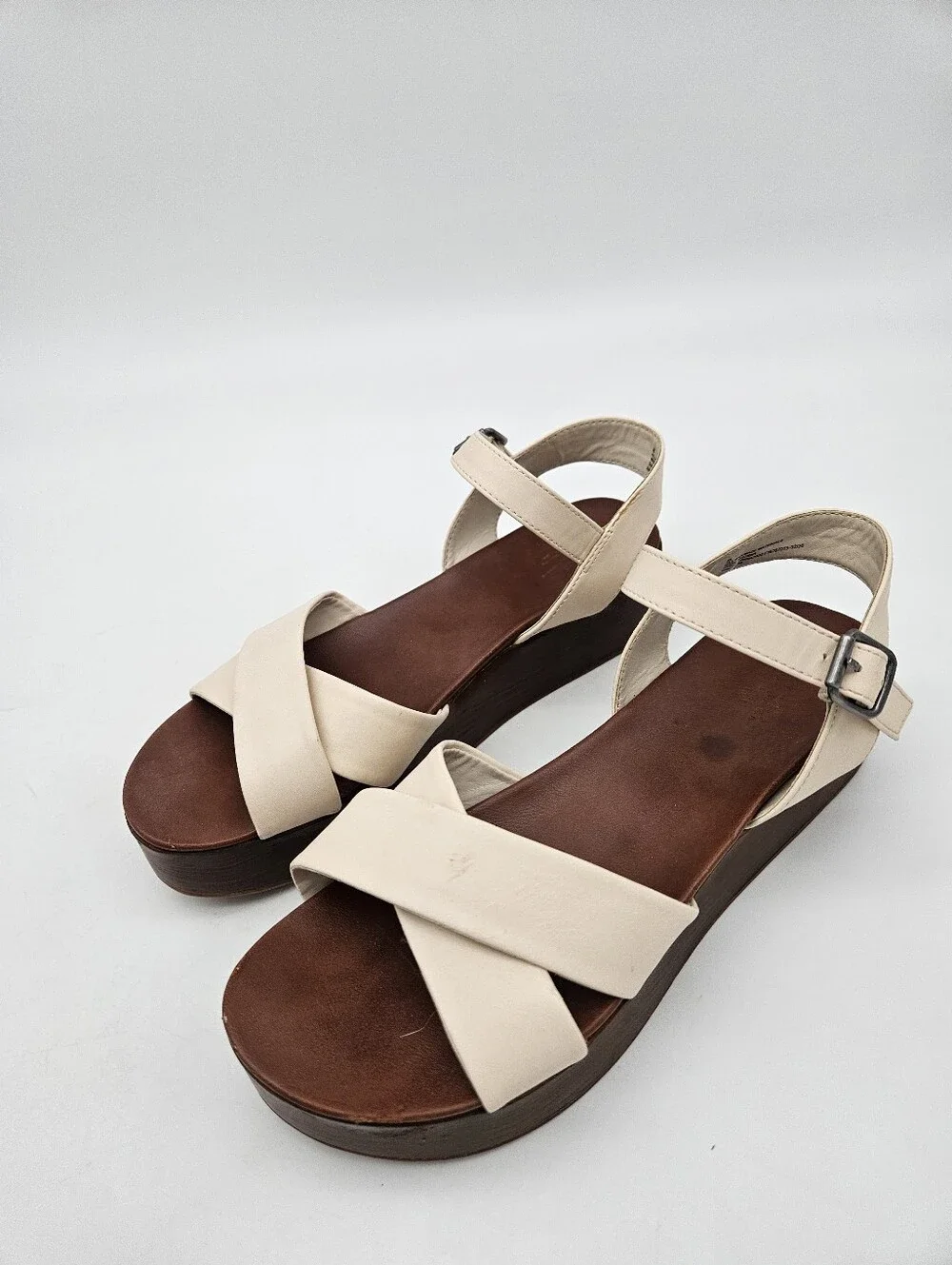 Universal Thread Billi Faux Leather Wood Bottom Crossband Platform Pumps 8